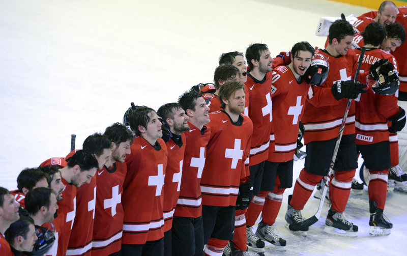 Tak chutná vítězství. Švýcarský tým si poslechl svou národní hymnu.