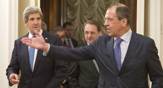 Šéfové diplomacie USA a Ruska, Kerry a Lavrov, připravují mezinárodní konferenci o Sýrii.