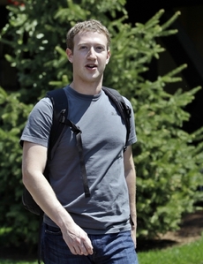 Zakladatel Facebooku ve svém typickém šedivém tričku.