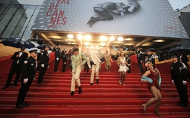 Tanečníci před zahájením premiéry snímku Velký Gatsby v Cannes.