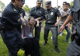 V Rusku vědí, jak s homosexuály zatočit. Na snímku zatýkání aktivistky Jefremenkové v Petrohradě.