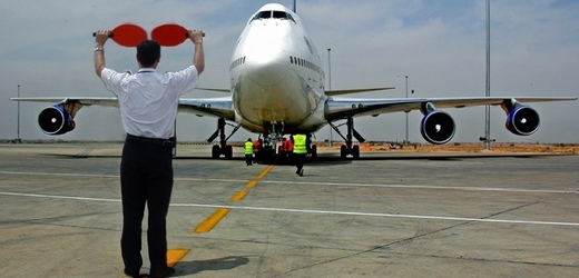 Syrian Air a její jumbo po přistání.