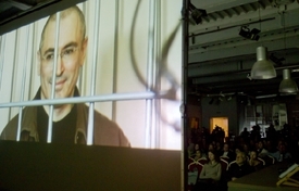 Novináři sledují v Moskvě dokument o Chodorkovském od německého filmaře Cyrila Tuschiho (2011).