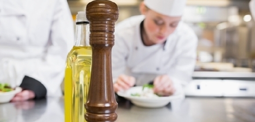 Olivový olej v plnících lahvích bude pro restauratéry minulostí (ilustrační foto).