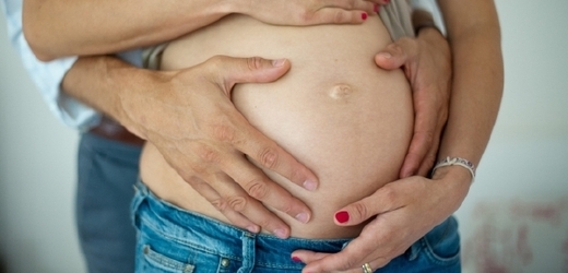 V dnešní době se mnohem více dětí rodí císařským řezem (ilustrační foto).