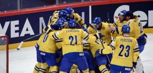 Hokejisté Švédska se o finále poperou s Finskem.