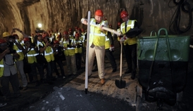 Bohuslav Svoboda symbolicky plní vozík zeminou u příležitosti vytěžení posledního kubíku horniny na stavbě tunelu Blanka.