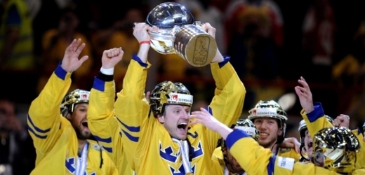 Hokejisté Švédska s trofejí pro mistra světového šampionátu.