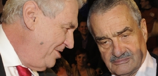 Prezident Miloš Zeman (vlevo) učinil vstřícné gesto. Jmenoval prvního velvyslance ze seznamu Karla Schwarzenberga.