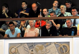 Milan Baroš (v dolní řadě vlevo) sleduje schůzi ostravského zastupitelstva.