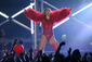 Zpěvačka Jennifer Lopezová nadchla svým vystoupením v červeném oblečku fanoušky.