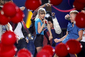 Taylor Swiftová zazpívala v retro kraťasech a tričku s jednorožcem. Trochu dětinské, ale proč ne?