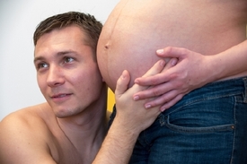 Dobrá zpráva pro muže. Chlapi zatím ve Švédsku nejsou těhotní.