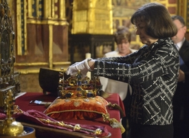 Ředitelka odboru památkové péče Kanceláře prezidenta republiky Ivana Kyzourová upravuje české korunovační klenoty.