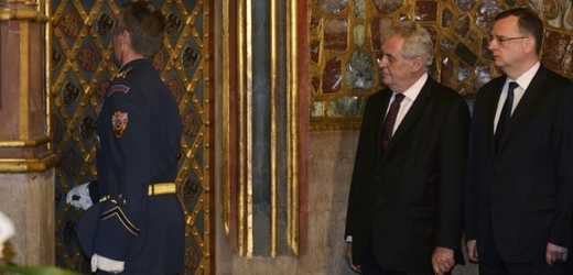 Prezident Miloš Zeman (druhý zprava) a premiér Petr Nečas.