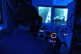 Řídící centrum na USS Avengeru kontroluje práci staršího systému neutralizace min. 