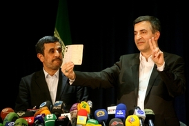 Esfandiar Rahim Mashai (vpravo), favorit dosavadního prezidenta Ahmadínežáda (vlevo) na novou hlavu státu.