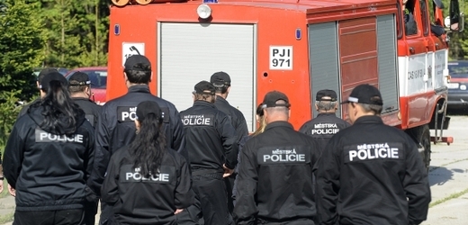 Policisté za asistence hasičů a geologů zpřístupnili nelegální skládku lihu (ilustrační foto).