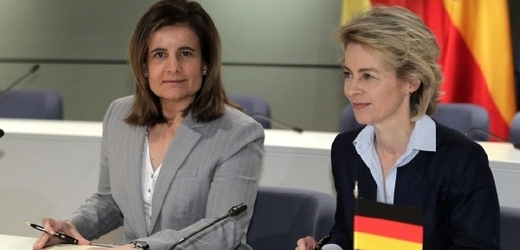 Ursula von der Leyen (vpravo) s Fatimou Banezovou během jednání o pomoci Španělům ze strany Německa.