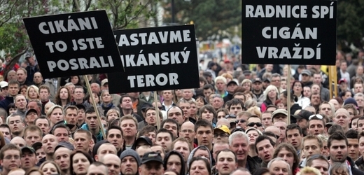 Romové jsou českou veřejností hodnoceni veskrze negativně. Snímek zachycuje protiromskou demonstraci z dubna roku 2012.