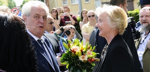 Prezident republiky Miloš Zeman (vlevo) navštívil 21. května Brno. Před Nejvyšším soudem se setkal s předsedkyní soudu Ivou Brožovou (vpravo). Čekali tam na něj demonstranti nesouhlasící s jeho stanoviskem vůči profesuře Martina C. Putny.