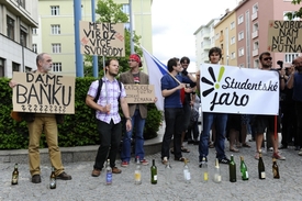 Prezident republiky Miloš Zeman navštívil 21. května Brno. Před Nejvyšším soudem ho čekalo pět desítek demonstrantů, kteří vyjadřovali nesouhlas s postojem prezidenta ke jmenování Martina C. Putny profesorem.