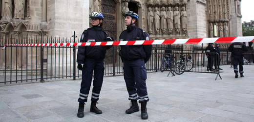 V katedrále Notre-Dame se zastřelil krajně pravicový aktivista.