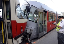 V Praze 6 na Červeném vrchu se 21. května krátce po 19:00 srazily dvě tramvaje, deset lidí utrpělo lehká zranění a záchranáři je převezli do nemocnic.