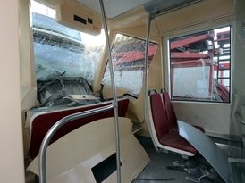 Pohled do zničené tramvaje.