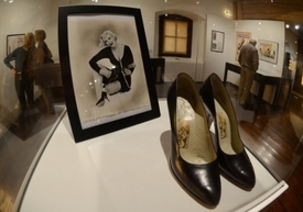Výstava měla nabídnout kolekci kostýmů a bot z filmů i z osobního života Marilyn.