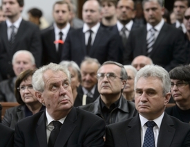 Prezident Miloš Zeman (vlevo) a předseda Senátu Milan Štěch (vpravo) při posledním rozloučení s Valtrem Komárkem.
