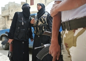 Zahalené bojovnice z řad radikálně islámských rebelů.