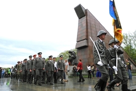 Nostalgici z NDR pochodují u sovětského památníku v Treptowském parku.