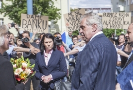 Zemanovo rozhodování doprovázely protesty.