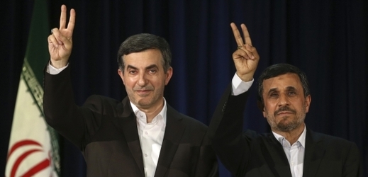 Současný íránský prezident Mahmúd Ahmadínežád (vpravo) se svým spojencem Esfandjárem Rahímem Mašáím.