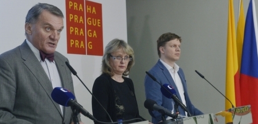 Pražský primátor Bohuslav Svoboda (vlevo), radní Eva Vorlíčková a náměstek primátora Tomáš Hudeček.
