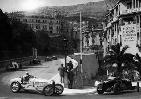 Legendární závod. Ulicemi Monte Carla se závodní speciály proháněly ještě před druhou světovou válkou. Snímek pochází z roku 1933.