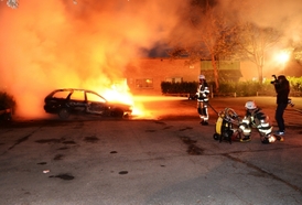 Výtržníci se do stockholmských ulic vydali hned po setmění, rozbíjeli okna, zakládali ohně, ničili obchody a školy.