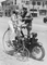 Policista Al Taylor v Beverly Hills uděluje vestoje na svém motocyklu slečně Roselle Novellové povolenku na blokování provozu starodávným kolem. Roselle přijela do jižní Kalifornie na oslavu Dne bicyklů, kam nakonec také (i když se zpožděním) dorazila. 60. léta minulého století. 