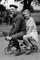 Nejmenší tandemové kolo na světě z roku 1937. Kontruktér Tabb s dcerou na kole, které měří pouhých 43 centimetrů. 