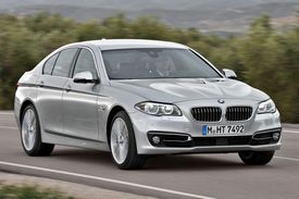 BMW se s druhou příčkou smířit nechce, připravilo inovaci řady 5.