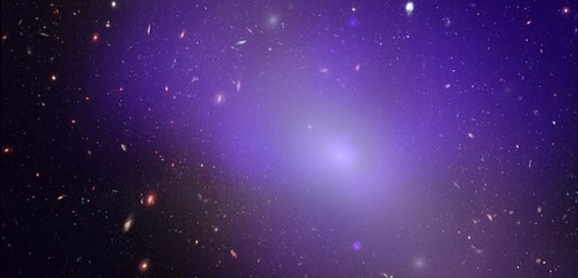 Eliptická galaxie NGC 1132. Obrázek vznikl kombinací dat z Hubbleova teleskopu a družice Chandra.