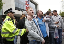 Útok vyvolal v londýnských ulicích vlnu nepokojů.