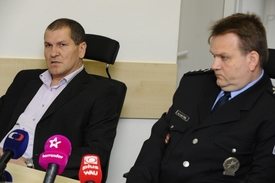 Kriminalista Antonín Hrdlička (vlevo) a jihomoravský policejní ředitel Leoš Tržil.