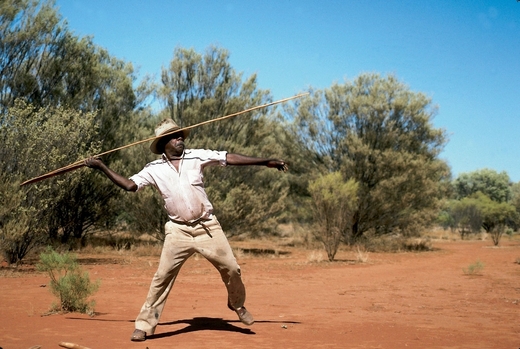 Současný Aboridžinec předvádí vrhač oštěpů.