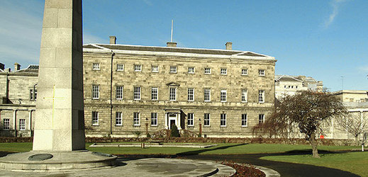 Leinster House v Dublinu - sídlo obou komor irského parlamentu.