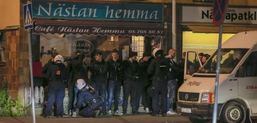 Policisté prohledávají původce nepokojů ve Stockholmu.