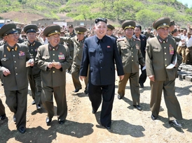 Kim III. mezi vojáky kdesi na severu země.