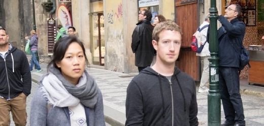 Mark Zuckerberg s manželkou na návštěvě Prahy.