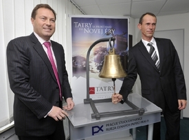 Vlevo Petr Koblic ředitel bruzy cenných papírů, vpravo Bohuš Hlavatý, předseda Tatry Monutain Resorts.